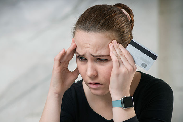 Dad Freaks Out After Daughter Gets Her Own Bank Account, Tries To Cut It Up Dad Freaks Out After Daughter Gets Her Own Bank Account, Tries To Cut It Up