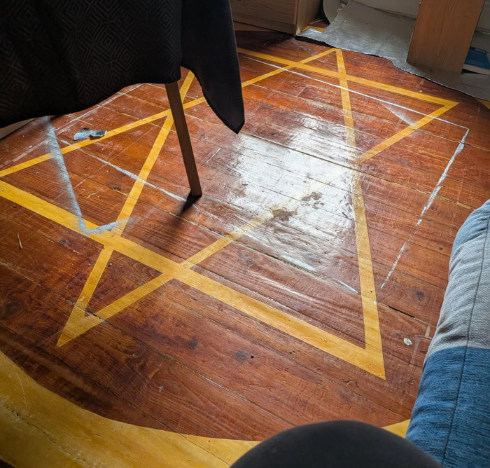 An Old House Hides A Mysterious Symbol Beneath Its Flooring, Leaving Online Sleuths Deeply Puzzled An Old House Hides A Mysterious Symbol Beneath Its Flooring, Leaving Online Sleuths Deeply Puzzled