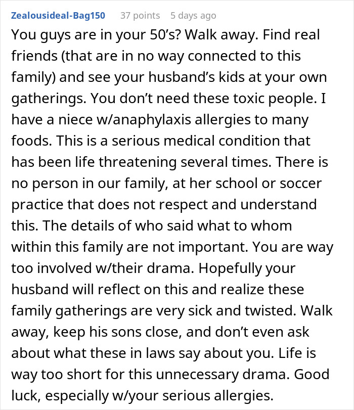 Woman Goes To Her Birthday Dinner Expecting Cake, Gets An Allergy Scare And A Family Ban Instead