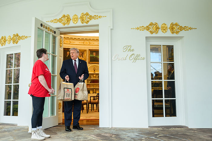 12 Viral Side-By-Side Photos Of Obama And Trump’s Oval Offices As People Make Brutal Comparisons 12 Viral Side-By-Side Photos Of Obama And Trump’s Oval Offices As People Make Brutal Comparisons