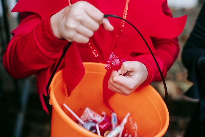 47 Times People Expected Candy While Trick-Or-Treating, But Got Something Very Weird Instead 47 Times People Expected Candy While Trick-Or-Treating, But Got Something Very Weird Instead