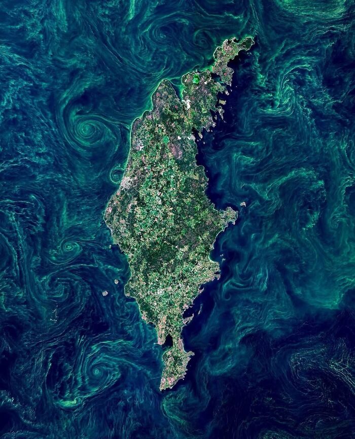 23 Satellite Photos So Surreal, It’s Hard To Believe They Were Taken Of Our Own Planet, As Shared By This Page 23 Satellite Photos So Surreal, It’s Hard To Believe They Were Taken Of Our Own Planet, As Shared By This Page