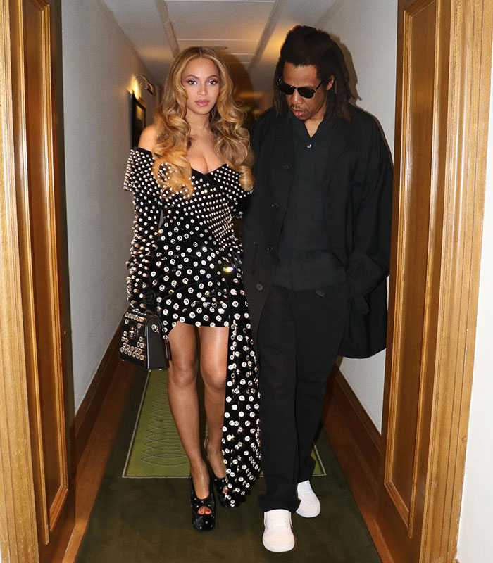 ‘She Looks Weird’: Internet Blasts Beyoncé’s Looks At Jay-Z’s Concert ‘She Looks Weird’: Internet Blasts Beyoncé’s Looks At Jay-Z’s Concert