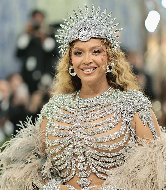 ‘She Looks Weird’: Internet Blasts Beyoncé’s Looks At Jay-Z’s Concert ‘She Looks Weird’: Internet Blasts Beyoncé’s Looks At Jay-Z’s Concert
