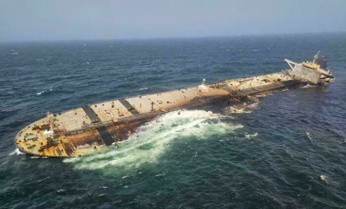 64 Unnerving Photos Of Submerged Objects That Show Why Some People Fear What&rsquo;s Underwater (New Pics)