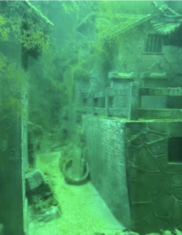 64 Unnerving Photos Of Submerged Objects That Show Why Some People Fear What&rsquo;s Underwater (New Pics)