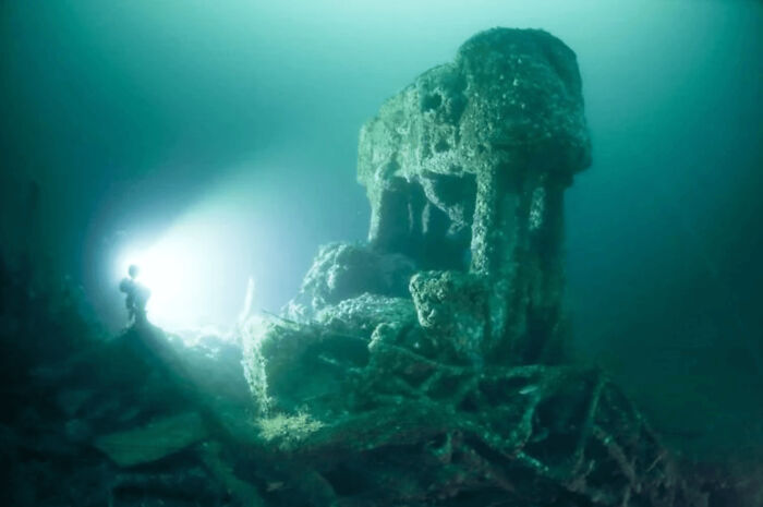 64 Unnerving Photos Of Submerged Objects That Show Why Some People Fear What&rsquo;s Underwater (New Pics)