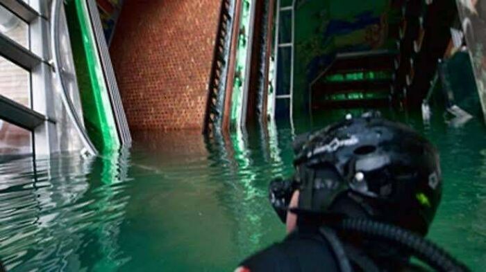64 Unnerving Photos Of Submerged Objects That Show Why Some People Fear What&rsquo;s Underwater (New Pics)