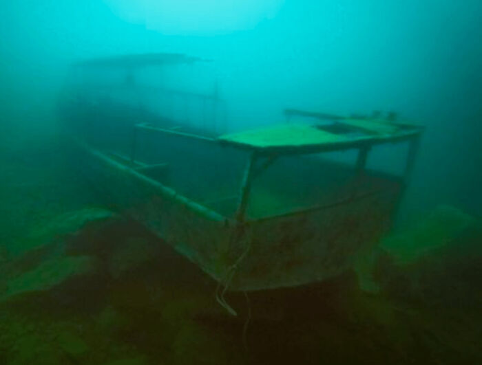 64 Unnerving Photos Of Submerged Objects That Show Why Some People Fear What&rsquo;s Underwater (New Pics)