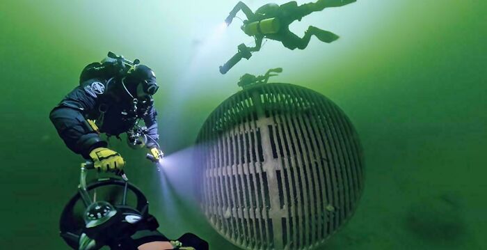 64 Unnerving Photos Of Submerged Objects That Show Why Some People Fear What&rsquo;s Underwater (New Pics)